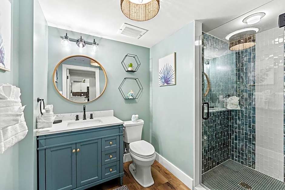 Sunrise Surprise 9th floor 2BR 2 BA King Suite Beach shuttle, heated pool!