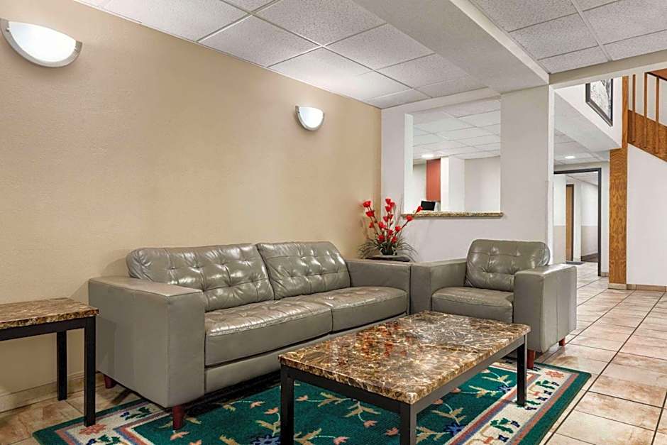 Super 8 by Wyndham Germantown/Milwaukee