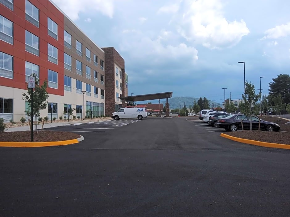 Holiday Inn Express & Suites Roanoke - Civic Center