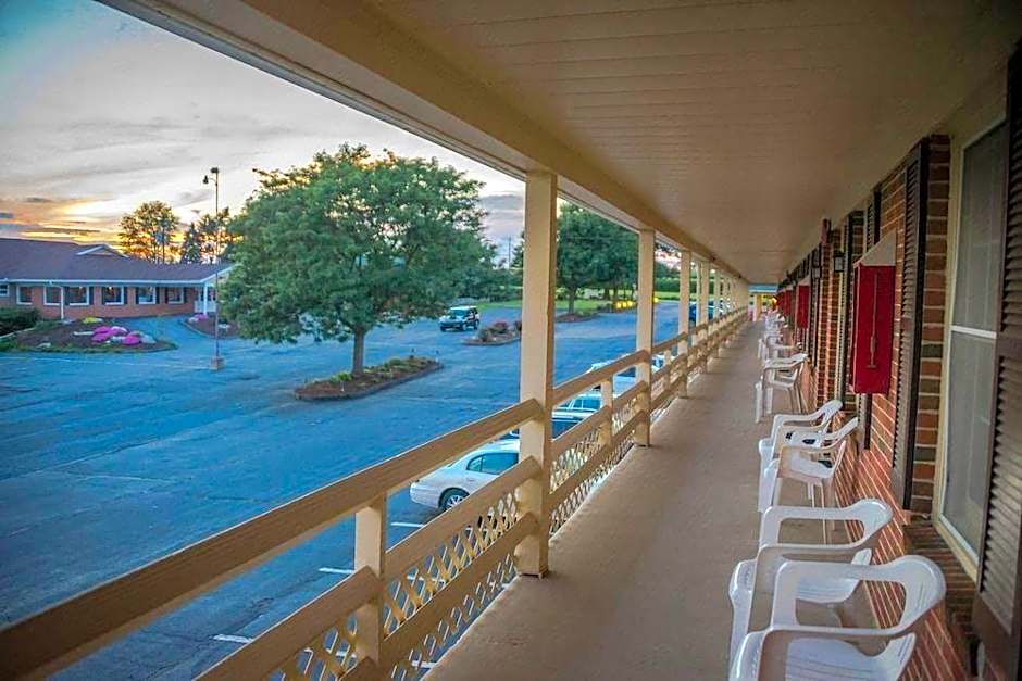 Harvest Drive Family Inn - Renovated Rooms