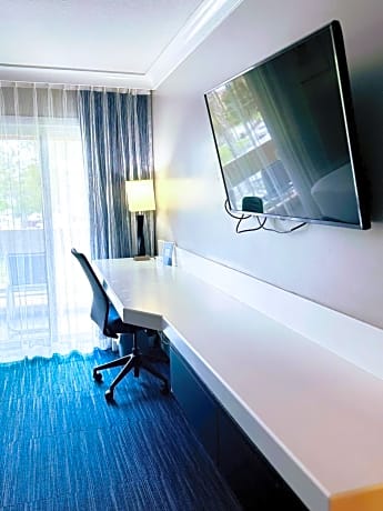 Executive Two Queen Jacuzzi Room with Balcony
