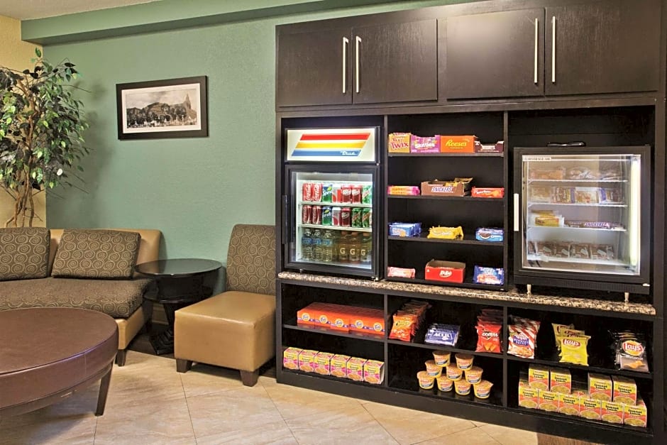 La Quinta Inn & Suites by Wyndham Hot Springs
