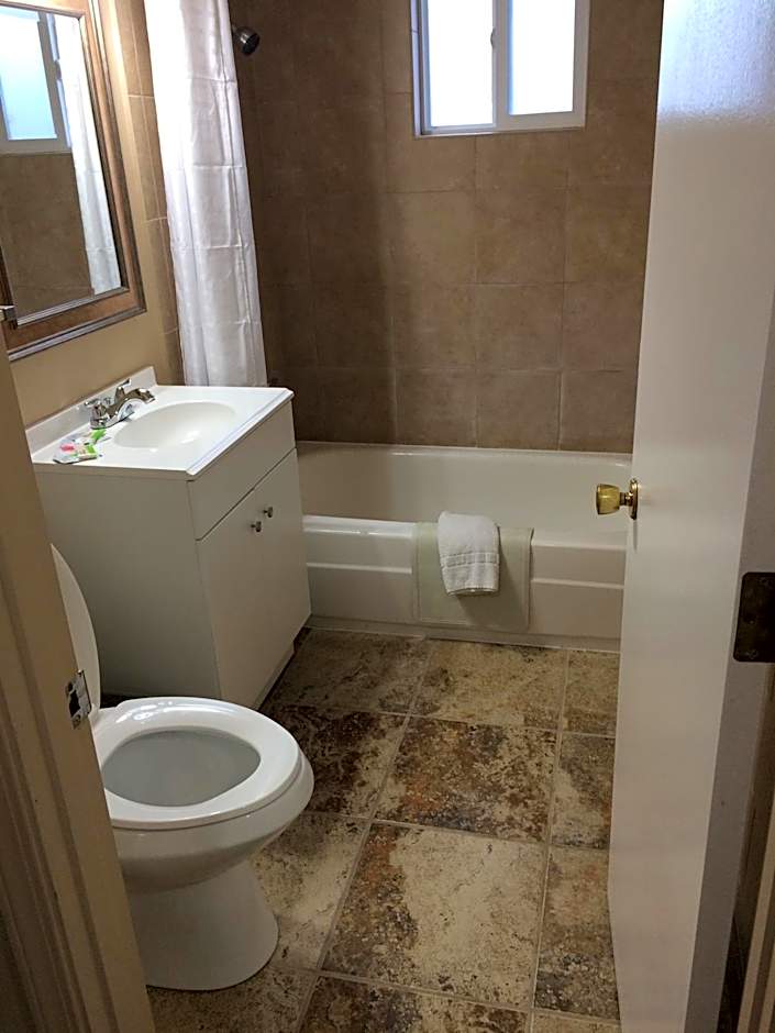 Townhouse Inn & Suites