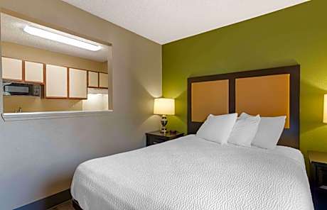 Deluxe Studio with 1 Queen Bed - Non-Smoking