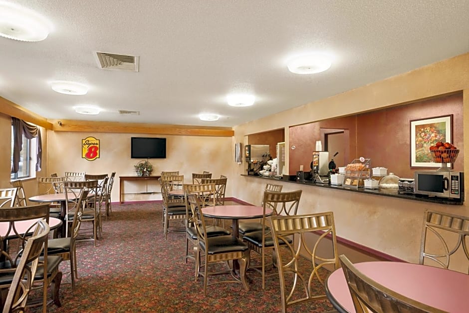 Super 8 by Wyndham Milwaukee Airport
