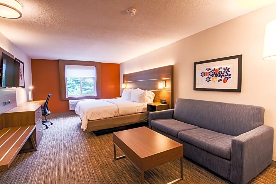 Holiday Inn Express & Suites LINCOLN EAST - WHITE MOUNTAINS