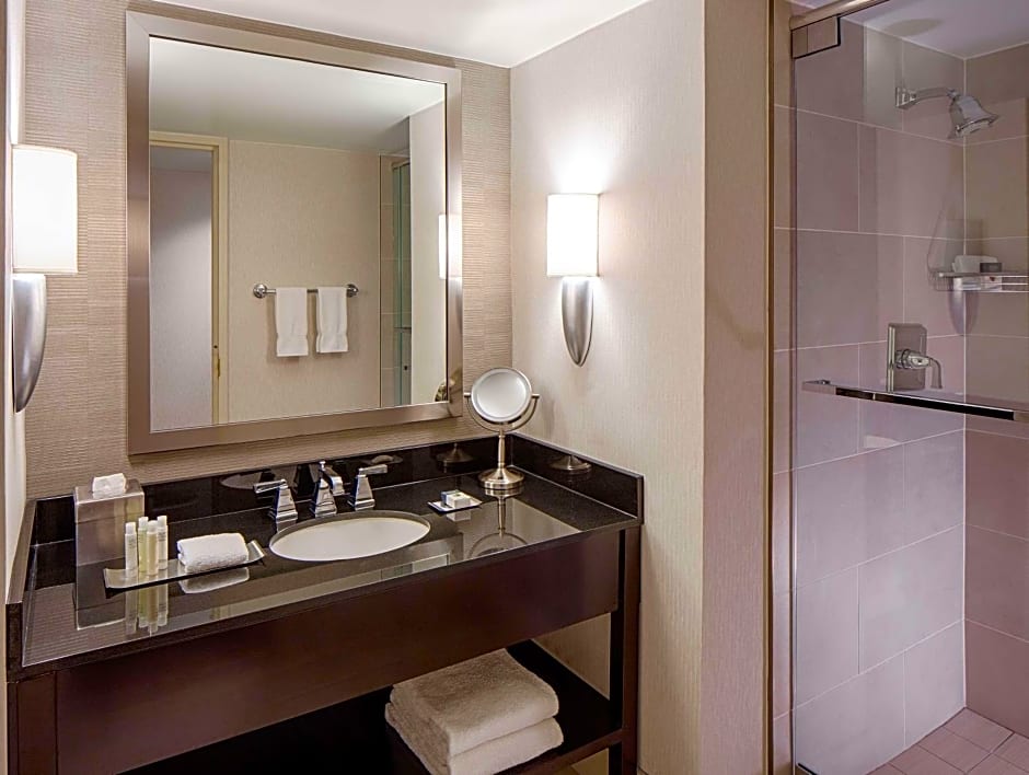 DoubleTree By Hilton Houston Greenway Plaza