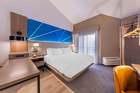 Standard Room, 1 King Bed, Non Smoking, Balcony