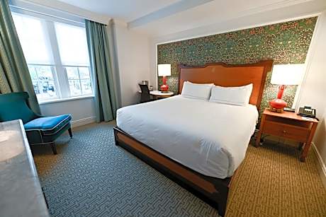 1 Queen Bed
