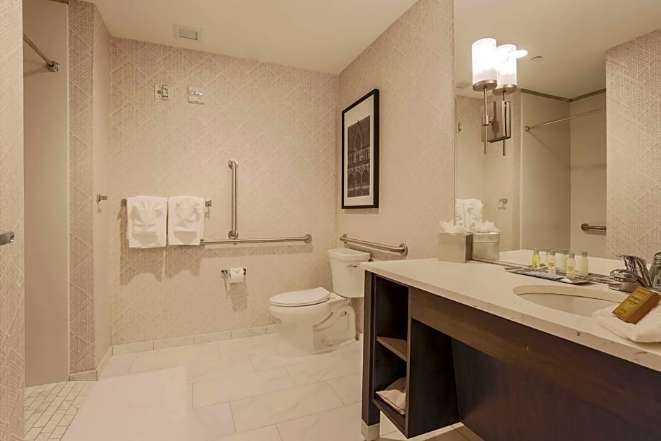 DoubleTree by Hilton Evansville