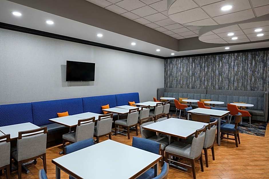 Hampton Inn By Hilton Evansville Airport