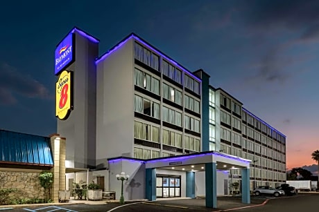 Super 8 by Wyndham Laredo