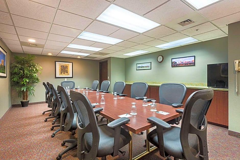 Quality Suites Lansing