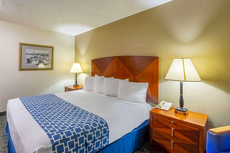 Econo Lodge Inn & Suites