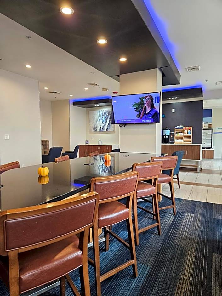 Holiday Inn Express & Suites Chicago West - St Charles
