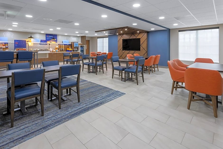 Holiday Inn Express Hotel & Suites Center Township