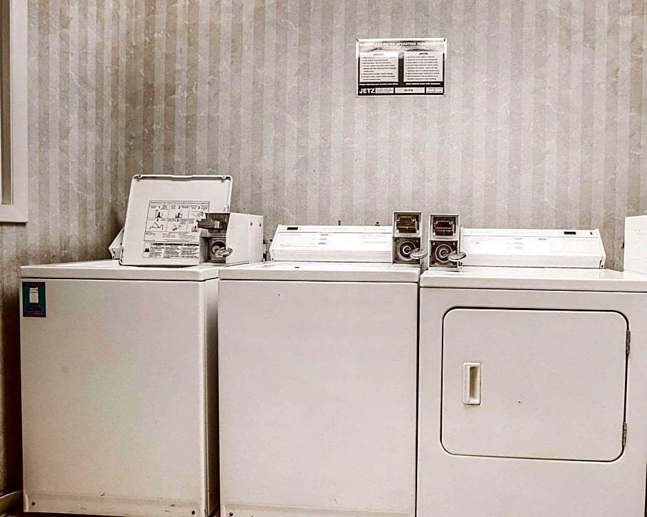 Quality Inn & Suites Des Moines - Merle Hay Road