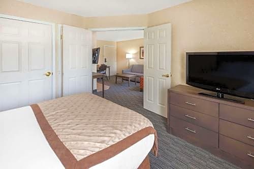Hawthorn Suites by Wyndham Detroit Warren