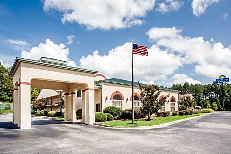 Days Inn & Suites by Wyndham Columbia Airport