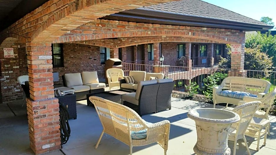 Chalet Inn & Suites