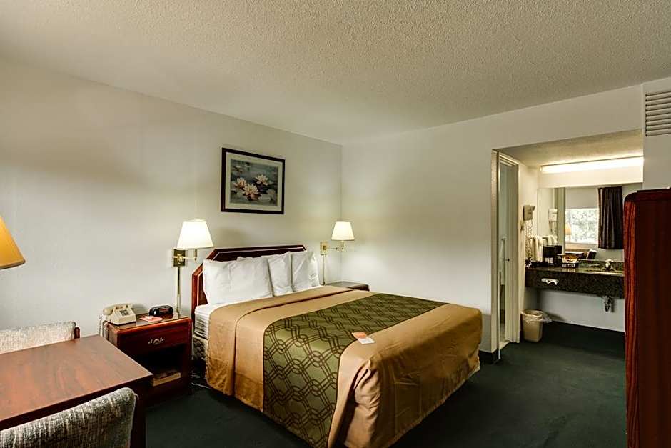 Econo Lodge Inn & Suites Spokane  Airport