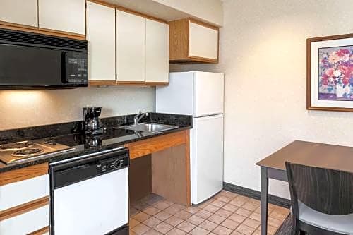 Hawthorn Suites by Wyndham Detroit Warren