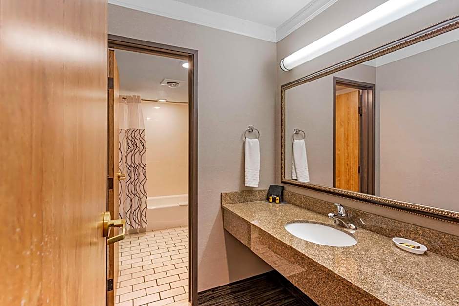 Best Western Plus Landmark Inn