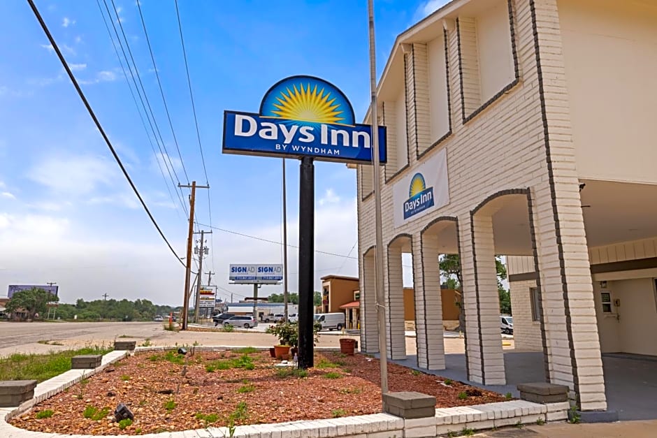 Days Inn by Wyndham Kenedy