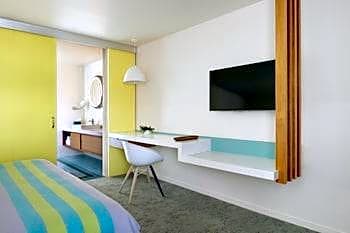Deluxe King Accessible Room