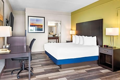 King Room with Bath Tub and View - Disability Access/Non-Smoking