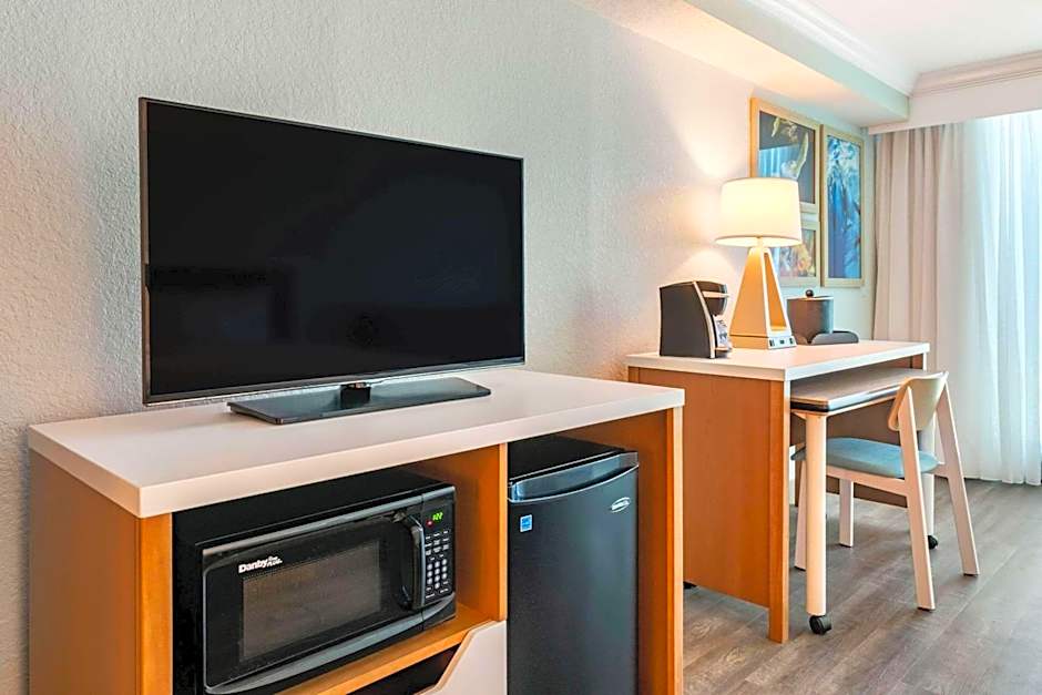 Winter the Dolphin's Beach Club, Ascend Hotel Collection