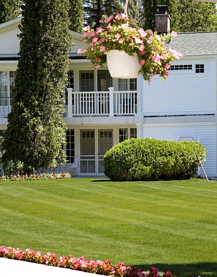 Colonial Inn Harbor Springs