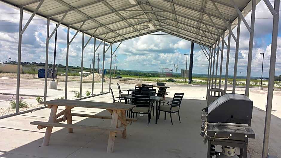 Instalodge Hotel and Suites Karnes City