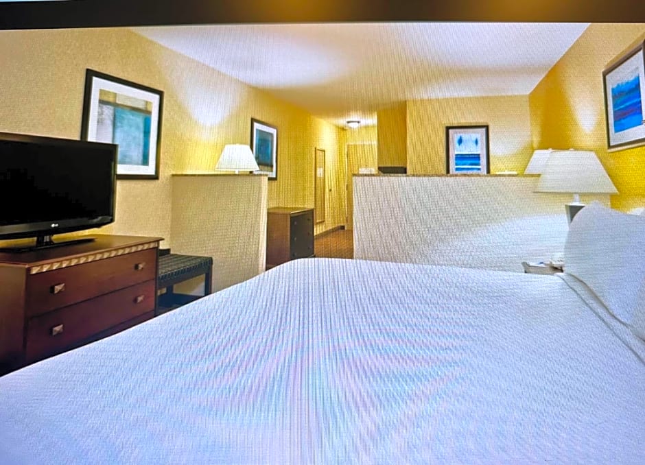 Holiday Inn Express and Suites Allentown West