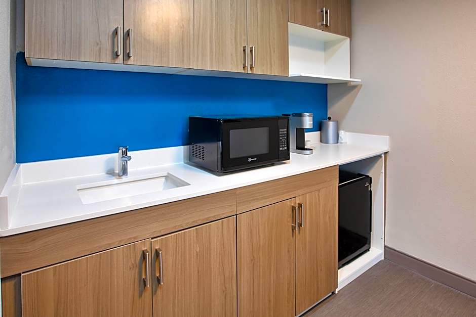 Holiday Inn Express & Suites Milwaukee NW - Park Place, an IHG Hotel