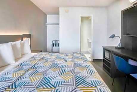 1 King Bed | Smoking, Micro fridge