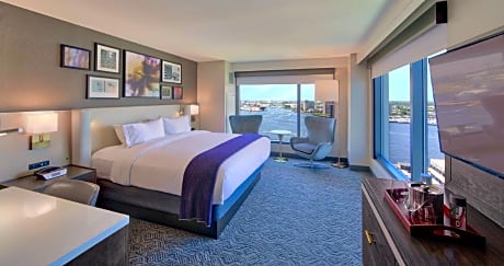 1 King Executive Floor Corner River View