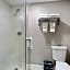 Orangewood Inn & Suites Kansas City Airport