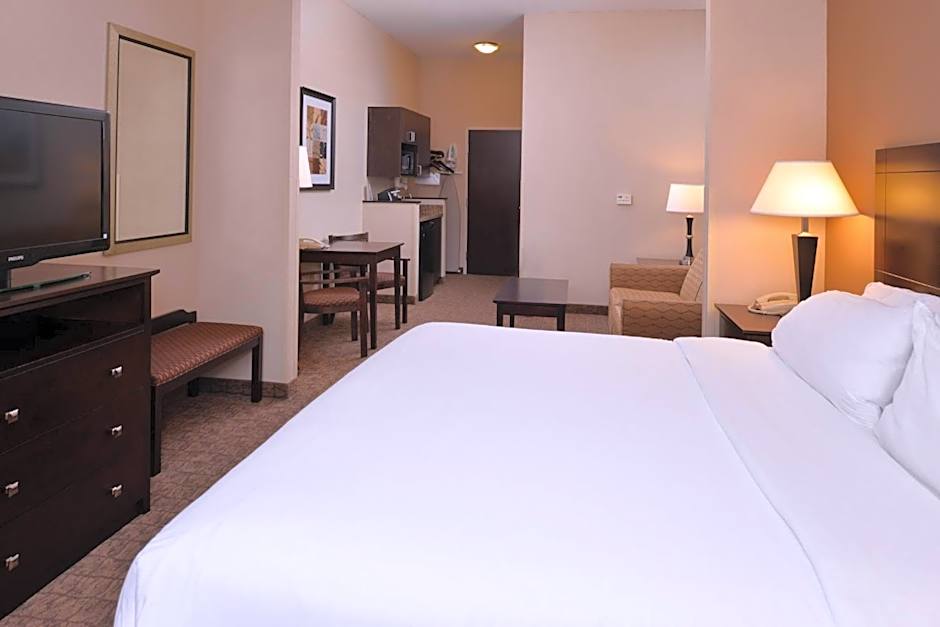 Holiday Inn Express & Suites Fairmont