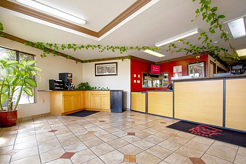 Red Roof Inn & Suites Monterey
