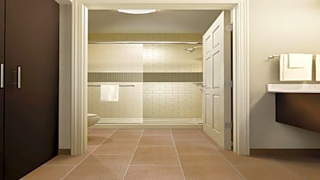 2 King 2 Bedroom Suite Comm Access Tub