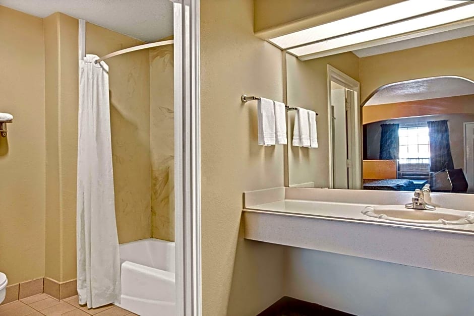 Days Inn & Suites by Wyndham Houston North/Spring
