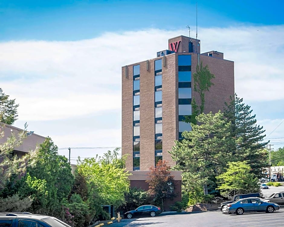 The Woodlands Inn