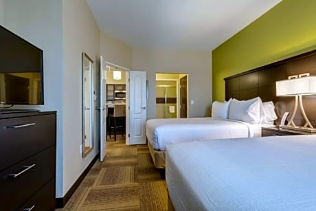 2 Queen 1 Bedroom Suite Mobil Access Tub