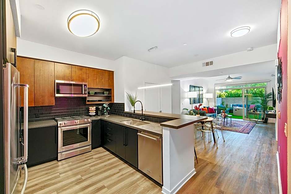 Fairfax District Chic City Oasis 2 BR Apt with Den 136