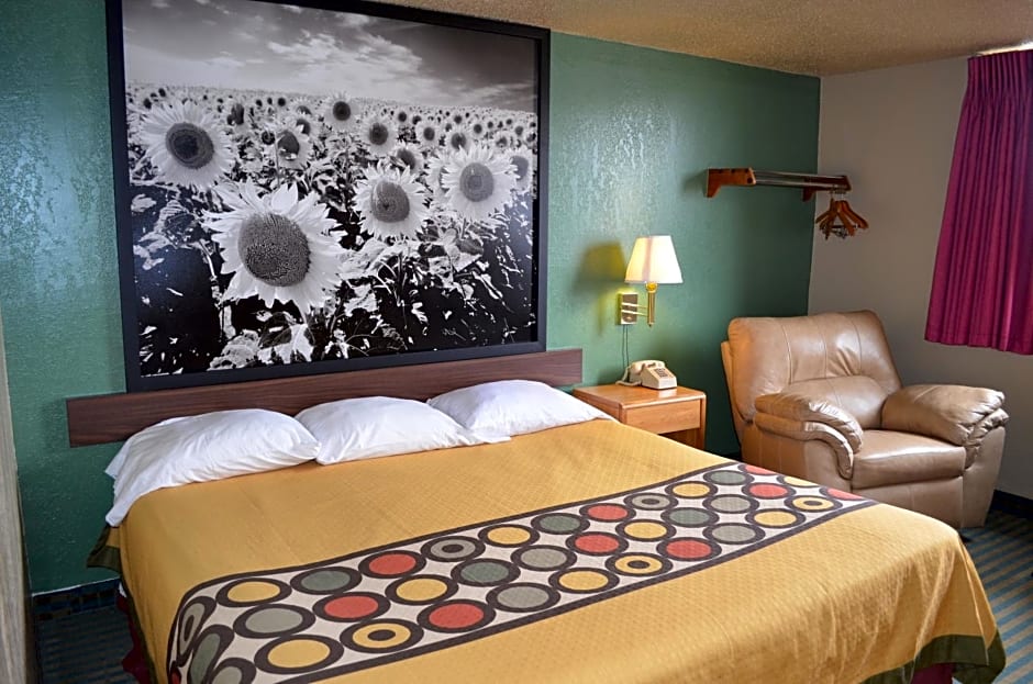 Super 8 by Wyndham Devils Lake