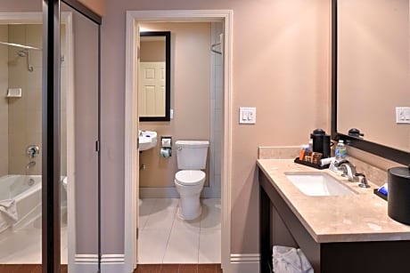 King Suite with Spa Bath - Non-Smoking