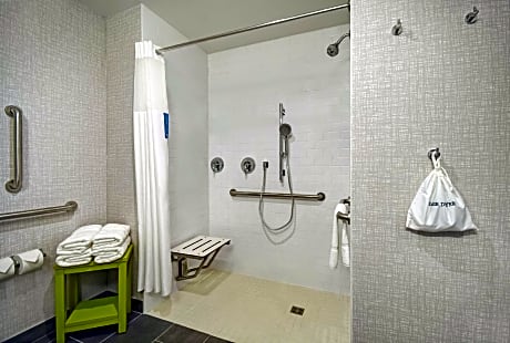 Queen Room with Two Queen Beds - Mobility and Hearing Access/Non-Smoking