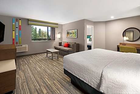 1 King /2 Queens Family Suite W/Balcony Ns