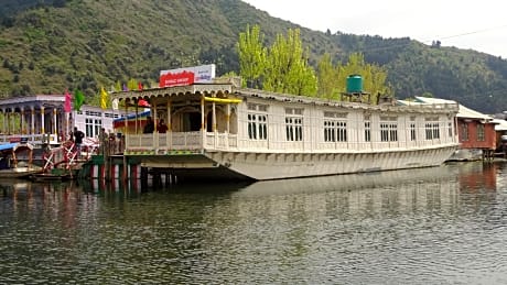 Shiraz Deluxe Houseboat